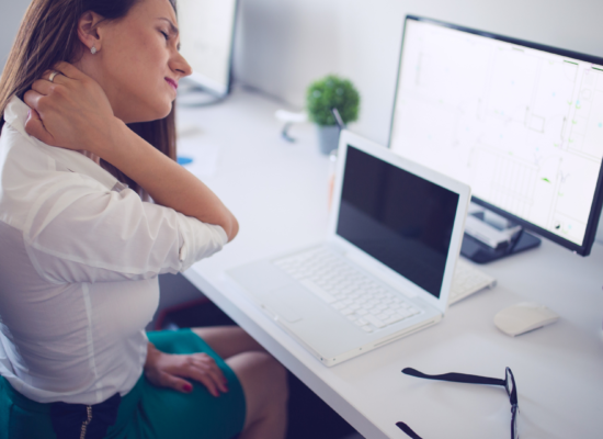 6 étapes pour soulager votre mal de cou au bureau